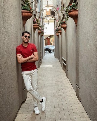 Red V-neck T-shirt Outfits For Men: 