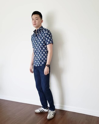 Navy and White Print Short Sleeve Shirt Outfits For Men: 