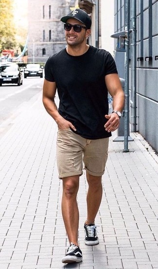 Tan Ripped Denim Shorts Outfits For Men: 
