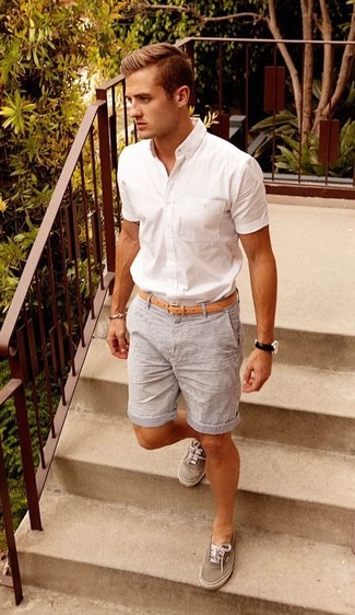 Grey Vertical Striped Shorts Outfits For Men: 