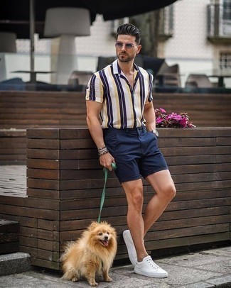 White and Navy Vertical Striped Short Sleeve Shirt Outfits For Men: 