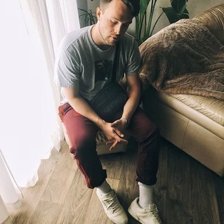 Burgundy Sweatpants with Low Top Sneakers Outfits For Men: 