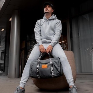 Charcoal Canvas Duffle Bag Outfits For Men: 