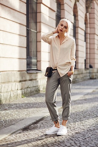 Grey Tapered Pants Outfits For Women: 