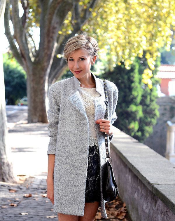 Comment porter un manteau gris avec une minijupe noire (11 looks de