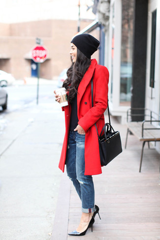 Comment porter un bonnet noir avec un manteau rouge (5 looks de mode