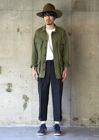Men's Outfits 2022: An olive military jacket and navy chinos are a good look worth integrating into your casual styling arsenal. Feel somewhat uninspired with this getup? Invite a pair of navy and white suede low top sneakers to shake things up.