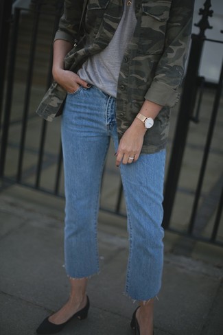 Black Pumps Outfits: The pairing of a dark green camouflage military jacket and light blue jeans makes this a solid casual ensemble. Finishing with black pumps is a fail-safe way to infuse an extra touch of style into this look.