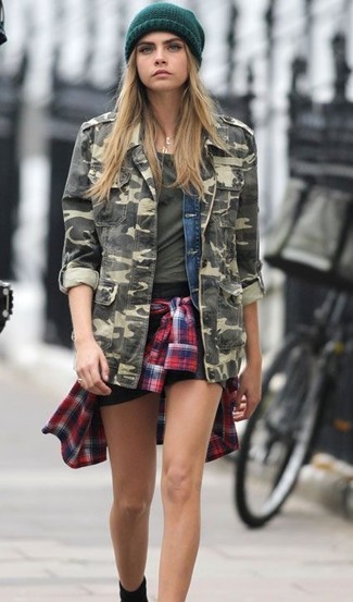 This casual combo of an olive camouflage military jacket and black shorts is extremely easy to throw together in seconds time, helping you look chic and ready for anything without spending a ton of time going through your closet.
