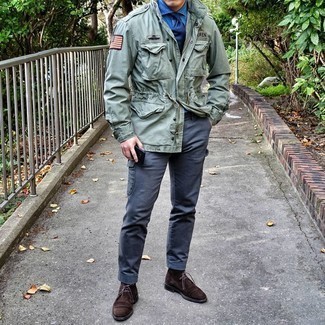 Mint Military Jacket Outfits For Men: The versatility of a mint military jacket and charcoal cargo pants ensures they will stay on permanent rotation. Dark brown suede desert boots act as the glue that brings this outfit together.