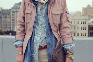 This seriously chic casual look is so simple: a pink military jacket and beige chinos.
