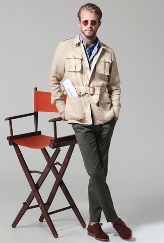 Beige Military Jacket Outfits For Men: A beige military jacket and dark green chinos teamed together are the perfect combination for guys who love casual styles. Clueless about how to finish this outfit? Finish with a pair of dark brown suede oxford shoes to polish it up.