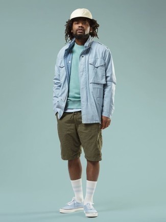 Mint Sweatshirt Outfits For Men: A mint sweatshirt and olive shorts combined together are a perfect match. On the shoe front, this getup pairs well with light blue canvas low top sneakers.