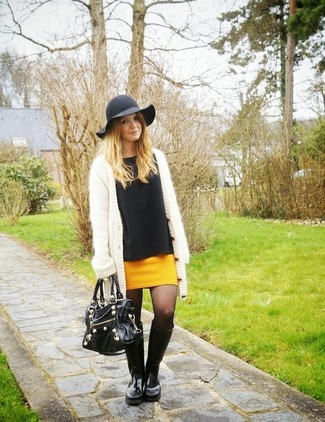 Mustard Mini Skirt Outfits: 