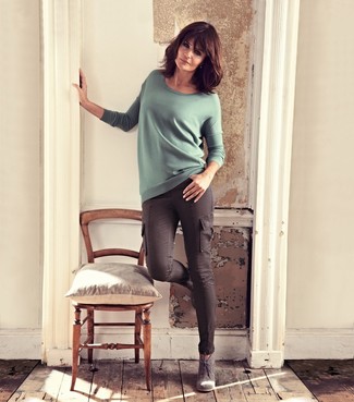 Desert Boots Casual Outfits For Women After 40: Consider wearing a mint long sleeve t-shirt and dark brown cargo pants for an effortless kind of refinement. Desert boots are the perfect complement for your look.
