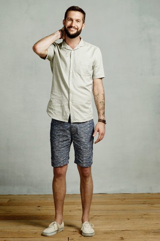 Blue Print Shorts Outfits For Men: Go for a mint short sleeve shirt and blue print shorts to put together an interesting and current casual ensemble. The whole outfit comes together when you introduce beige canvas low top sneakers to the equation.