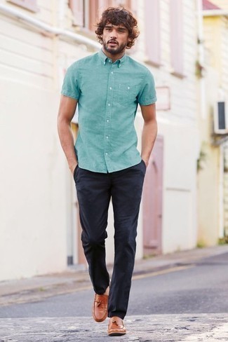 Tobacco Leather Tassel Loafers Outfits: If you gravitate towards off-duty combos, why not opt for this combo of a mint short sleeve shirt and navy chinos? Tobacco leather tassel loafers are a simple way to add a confident kick to the ensemble.