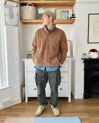 Mock-Neck Sweater Outfits: This pairing of a mock-neck sweater and olive cargo pants is irrefutable proof that a straightforward ensemble doesn't have to be boring. The whole getup comes together really well when you add beige suede desert boots to the equation.