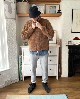Mock-Neck Sweater Outfits: Demonstrate your chops in menswear styling by wearing this casual combination of a mock-neck sweater and grey sweatpants. Our favorite of a variety of ways to complete this ensemble is with black suede desert boots.