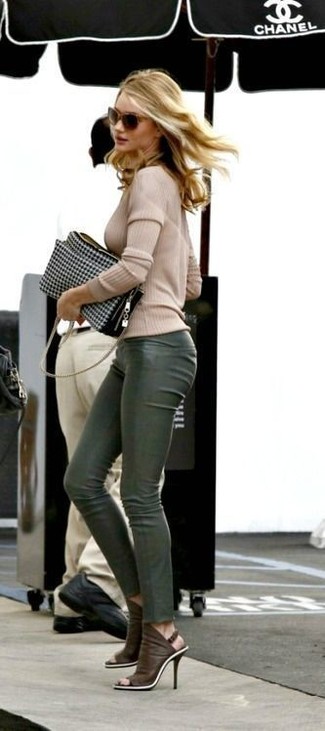 Dark Green Leather Leggings Outfits: 