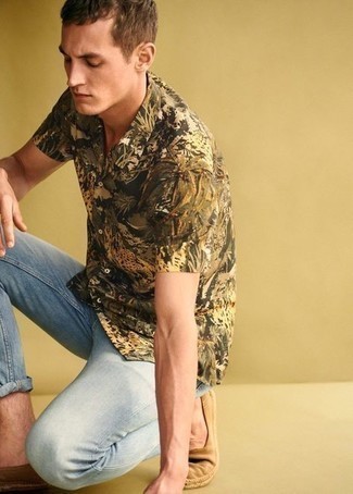 Multi colored Print Short Sleeve Shirt Outfits For Men: If you're scouting for a modern casual and at the same time stylish ensemble, consider pairing a multi colored print short sleeve shirt with light blue skinny jeans. Make this look a bit sleeker by finishing with tan canvas espadrilles.