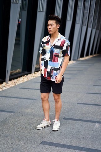 Multi colored Print Short Sleeve Shirt Outfits For Men: Super dapper and practical, this combo of a multi colored print short sleeve shirt and navy sports shorts will provide you with variety. Beige canvas low top sneakers will immediately polish up even the laziest of ensembles.