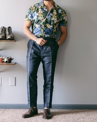 Multi colored Floral Short Sleeve Shirt Outfits For Men: For a look that's truly GQ-worthy, rock a multi colored floral short sleeve shirt with navy dress pants. Balance out your look with a smarter kind of shoes, like this pair of dark brown leather oxford shoes.