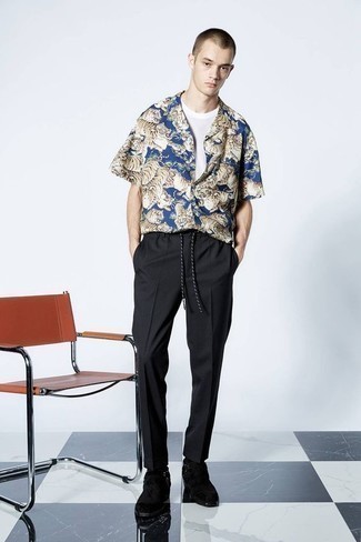 Multi colored Print Short Sleeve Shirt Outfits For Men: Try teaming a multi colored print short sleeve shirt with black chinos for a casual level of dress. Black suede chelsea boots will bring an extra dose of class to an otherwise everyday look.