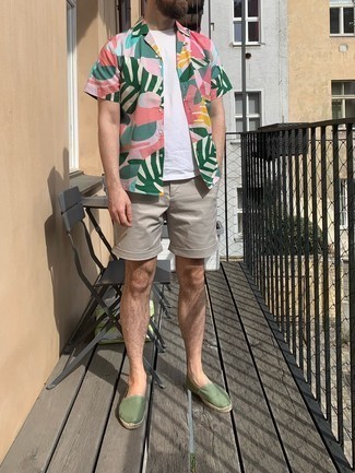 Grey Shorts Outfits For Men: A multi colored print short sleeve shirt and grey shorts combined together are a good match. When not sure about what to wear when it comes to footwear, stick to a pair of green canvas espadrilles.