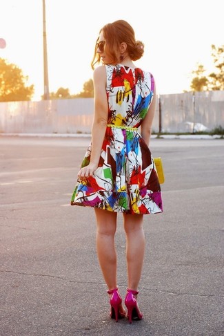 Yellow Leather Belt Outfits For Women: Why not rock a multi colored print skater dress with a yellow leather belt? As well as totally comfy, these two items look wonderful when married together. Round off with a pair of hot pink leather pumps to punch up this ensemble.