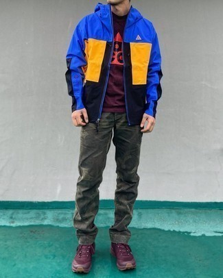 Camouflage Pants Outfits For Men: This laid-back and cool ensemble is so simple: a multi colored windbreaker and camouflage pants. Complete your ensemble with a pair of burgundy athletic shoes for maximum fashion effect.