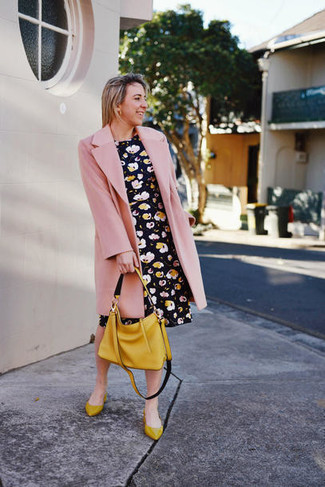 Mustard Leather Tote Bag Outfits: 