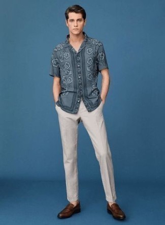 Navy and White Floral Short Sleeve Shirt Outfits For Men: In fashion situations comfort is everything, pair a navy and white floral short sleeve shirt with beige chinos. A trendy pair of dark brown leather loafers is an effortless way to transform this getup.
