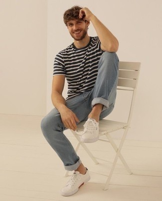 Navy Crew-neck T-shirt Casual Hot Weather Outfits For Men: This pairing of a navy crew-neck t-shirt and light blue jeans provides comfort and efficiency and helps keep it simple yet current. White canvas low top sneakers are a smart option to finish this ensemble.