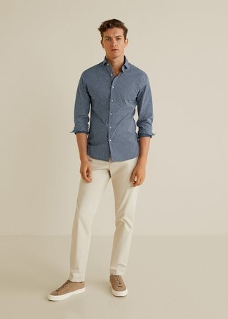 Beige Canvas Low Top Sneakers Outfits For Men: A navy and white print long sleeve shirt and white chinos? This is easily a wearable outfit that you could wear on a day-to-day basis. When in doubt as to the footwear, go with a pair of beige canvas low top sneakers.