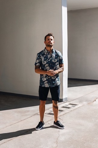 Navy Shorts Outfits For Men: Such essentials as a navy and white print short sleeve shirt and navy shorts are an easy way to introduce some cool into your casual repertoire. Add a pair of black leather low top sneakers to this ensemble et voila, the getup is complete.