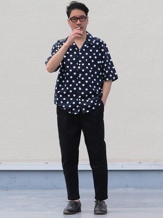 Black Leather Oxford Shoes Outfits: Rock a navy and white polka dot short sleeve shirt with black chinos to create a casual and cool look. On the shoe front, go for something on the more elegant end of the spectrum and round off this look with black leather oxford shoes.