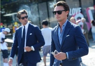 Loving how this smart casual combo of a navy blazer and a blue long sleeve shirt immediately makes men look sharp.