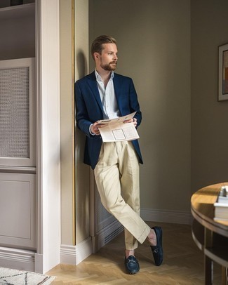 Navy Driving Shoes Outfits For Men: Marrying a navy blazer with beige dress pants is an amazing pick for a sharp and elegant look. Finishing with navy driving shoes is a fail-safe way to infuse a more laid-back twist into this ensemble.