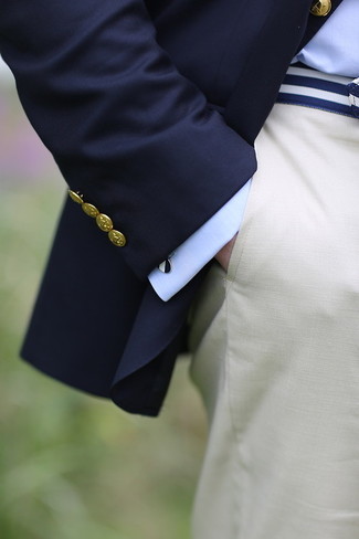 White and Navy Canvas Belt Outfits For Men: A navy blazer and a white and navy canvas belt are a great getup to add to your current repertoire.