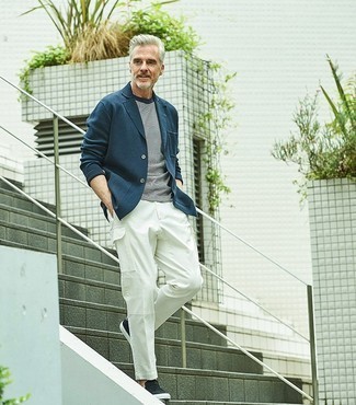 White Cargo Pants Outfits: This combination of a navy blazer and white cargo pants is irrefutable proof that a safe off-duty outfit can still look really interesting. Add a pair of navy suede loafers to the equation to make the outfit slightly more polished.
