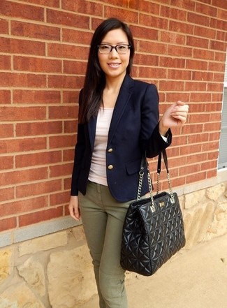 Blazer Outfits For Women: If you're looking for a relaxed casual and at the same time chic getup, consider wearing a blazer and olive jeans.