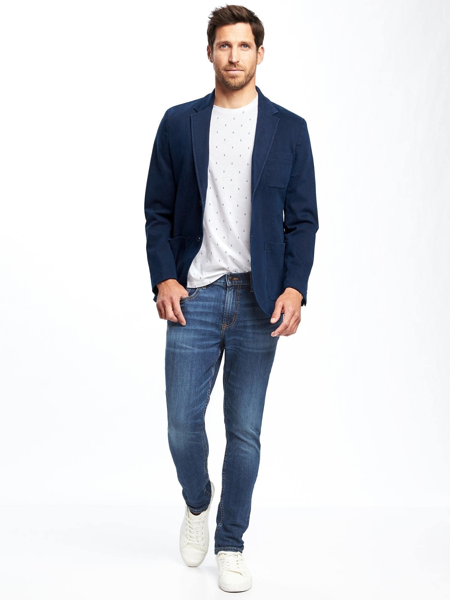 Пиджак с футболкой и джинсами