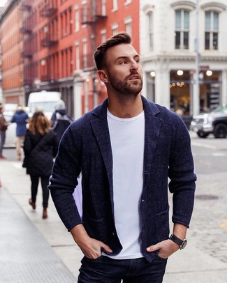 Navy Knit Blazer Outfits For Men: Combining a navy knit blazer with navy jeans is a savvy choice for a laid-back outfit.