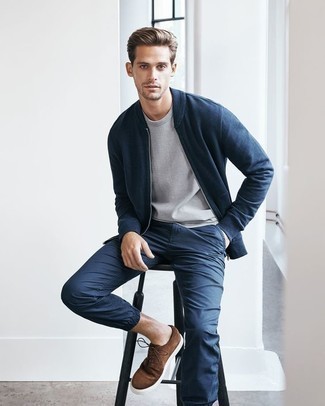 Tobacco Low Top Sneakers Outfits For Men: A navy bomber jacket looks so cool when teamed with navy chinos in an off-duty ensemble. You could perhaps get a bit experimental with footwear and dress down your ensemble with tobacco low top sneakers.