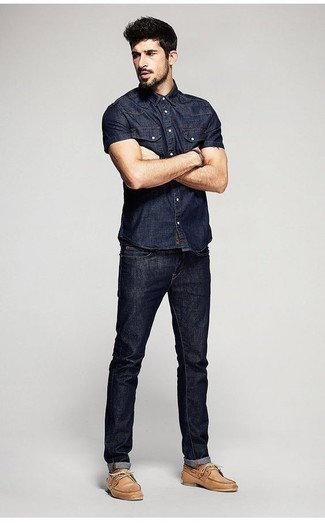 Blue Chambray Short Sleeve Shirt Outfits For Men: A blue chambray short sleeve shirt and navy jeans are the kind of a fail-safe casual getup that you so awfully need when you have no extra time. Complete your outfit with tan leather boat shoes and you're all set looking boss.