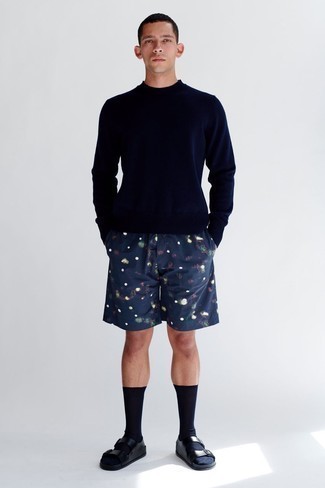 Navy Crew-neck Sweater Relaxed Outfits For Men: Marrying a navy crew-neck sweater with navy print shorts is an on-point choice for a casual and cool outfit. Don't know how to finish off? Add a pair of black leather sandals to the mix to jazz things up.