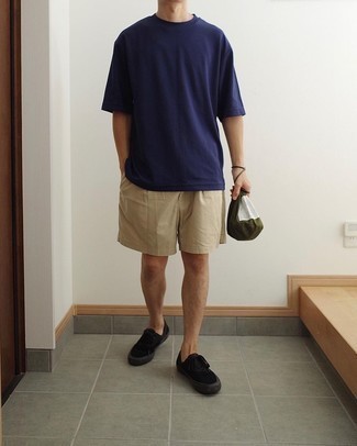 Dark Green Canvas Messenger Bag Outfits: If the situation allows casual urban style, you can easily dress in a navy crew-neck t-shirt and a dark green canvas messenger bag. To bring a little depth to this ensemble, introduce a pair of black canvas low top sneakers to the equation.