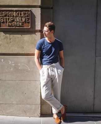 Grey Linen Chinos Outfits: Consider teaming a navy crew-neck t-shirt with grey linen chinos for a standout ensemble. Rounding off with tobacco suede loafers is a surefire way to introduce a little classiness to your look.