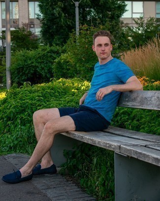 Navy Driving Shoes Outfits For Men: A navy crew-neck t-shirt and navy shorts are great menswear staples that will integrate really well within your casual styling repertoire. For a more refined finish, why not throw in a pair of navy driving shoes?
